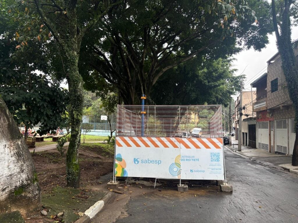 Trecho da rua São José da Laje, próximo ao campinho do Gentil, passa por obras da Sabesp